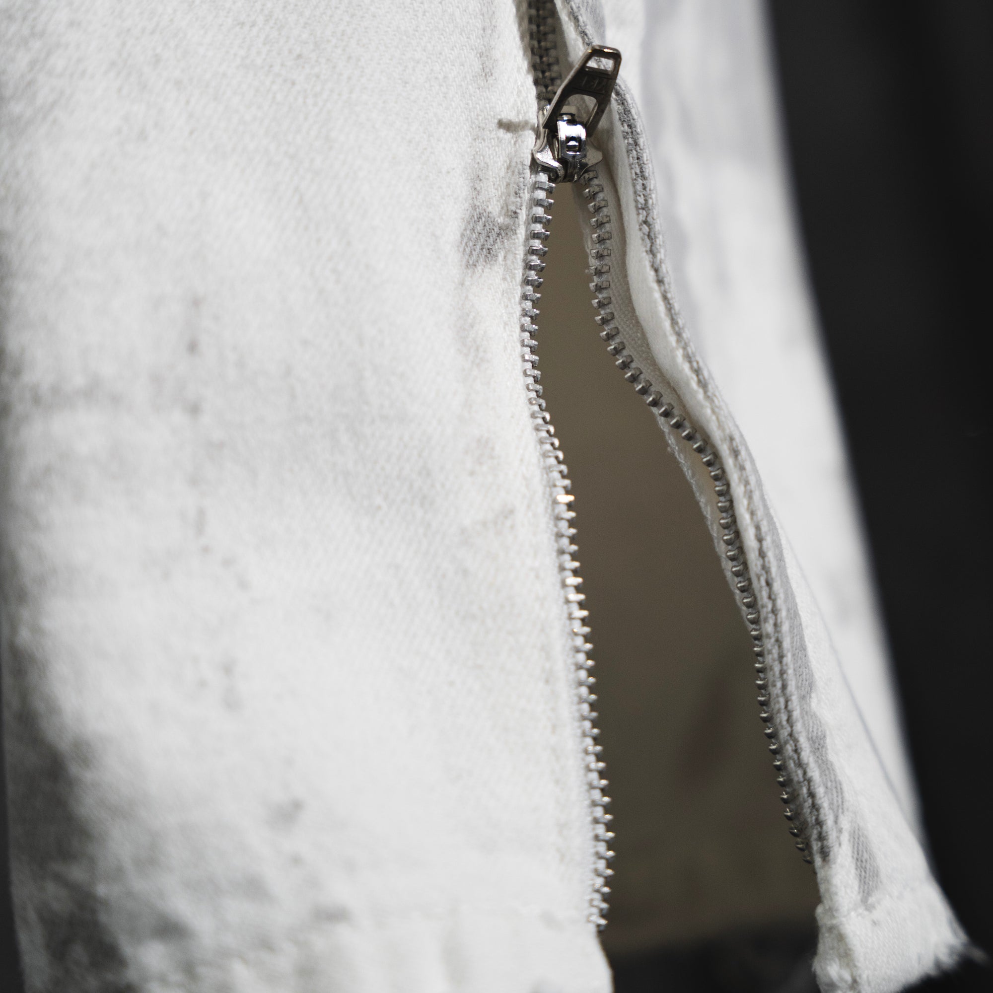 ESSENTIAL CONCRETE JEANS